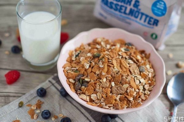 燕麥片有什么營養(yǎng)價(jià)值呢 吃燕麥片可以減肥嗎 燕麥片有什么營養(yǎng)價(jià)值呢 吃燕麥片可以減肥嗎