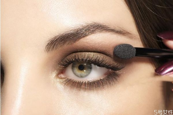眼妝總是暈染怎么辦 如何化眼妝不暈染 眼妝總是暈染怎么辦 如何化眼妝不暈染