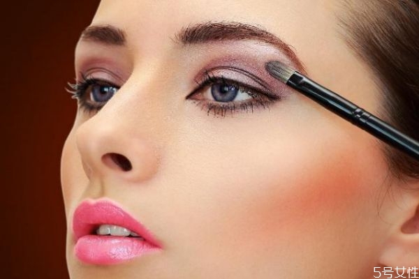 眼妝總是暈染怎么辦 如何化眼妝不暈染 眼妝總是暈染怎么辦 如何化眼妝不暈染