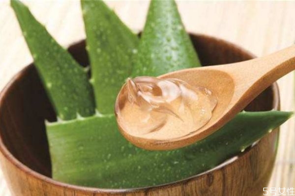 蘆薈膠擦臉發(fā)緊正常嗎 用了蘆薈膠后臉干緊繃 蘆薈膠擦臉發(fā)緊正常嗎 用了蘆薈膠后臉干緊繃