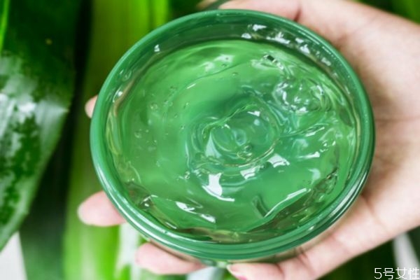 蘆薈膠擦臉發(fā)緊正常嗎 用了蘆薈膠后臉干緊繃 蘆薈膠擦臉發(fā)緊正常嗎 用了蘆薈膠后臉干緊繃