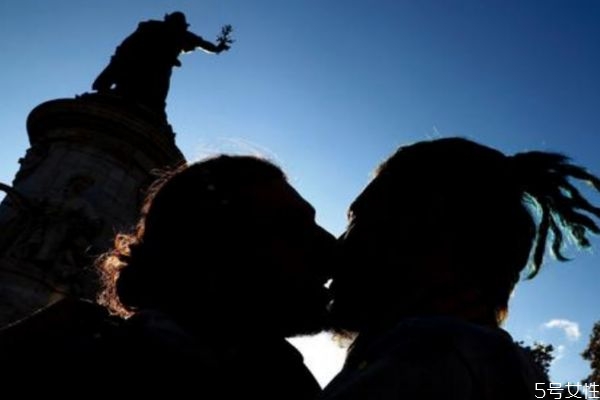 同性中有愛(ài)情嗎 愛(ài)情中分性別嗎 同性中有愛(ài)情嗎 愛(ài)情中分性別嗎