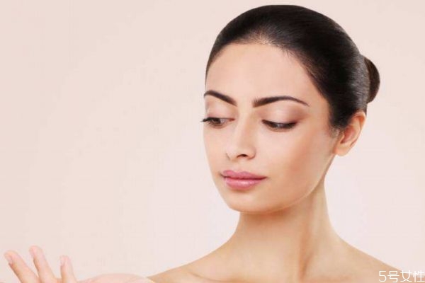 多少歲會有眉間紋呢 眉間紋可以預(yù)防嗎 多少歲會有眉間紋呢 眉間紋可以預(yù)防嗎