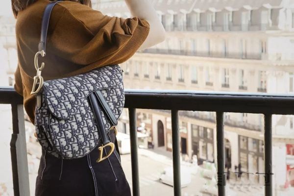 腋下包配什么衣服好看 腋下包哪些品牌好 腋下包配什么衣服好看 腋下包哪些品牌好