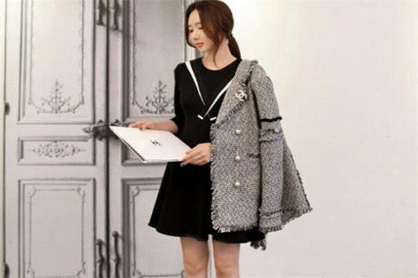 小香風(fēng)套裝里面怎么搭 小香風(fēng)套裝搭配技巧 小香風(fēng)套裝里面怎么搭 小香風(fēng)套裝搭配技巧