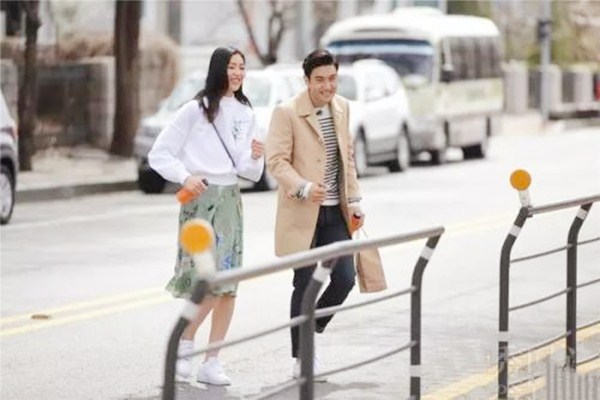 白色衛(wèi)衣怎么搭配好看 黑色衛(wèi)衣配什么褲子腿細(xì)