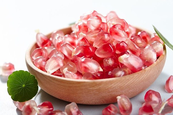 剝開(kāi)的石榴能過(guò)夜能吃嗎 睡前可以吃石榴嗎 剝開(kāi)的石榴能過(guò)夜能吃嗎 睡前可以吃石榴嗎