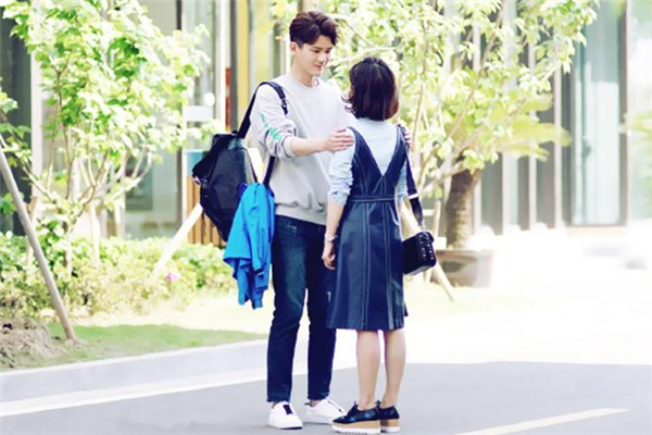 戀愛中該不該借錢給對方 戀愛中情侶是否應該向?qū)Ψ浇桢X