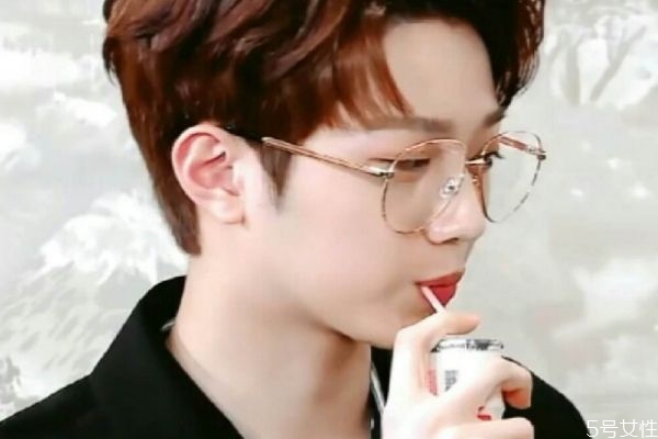 感覺男朋友不關(guān)心自己怎么辦 男人在乎一個女人的表現(xiàn) 感覺男朋友不關(guān)心自己怎么辦 男人在乎一個女人的表現(xiàn)