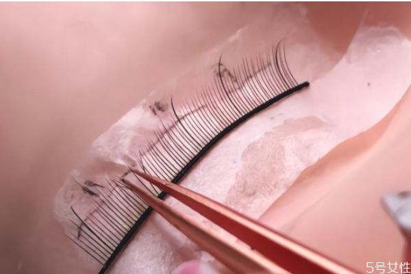 嫁接睫毛有哪些缺點(diǎn) 嫁接睫毛和種睫毛哪個(gè)好 嫁接睫毛有哪些缺點(diǎn) 嫁接睫毛和種睫毛哪個(gè)好