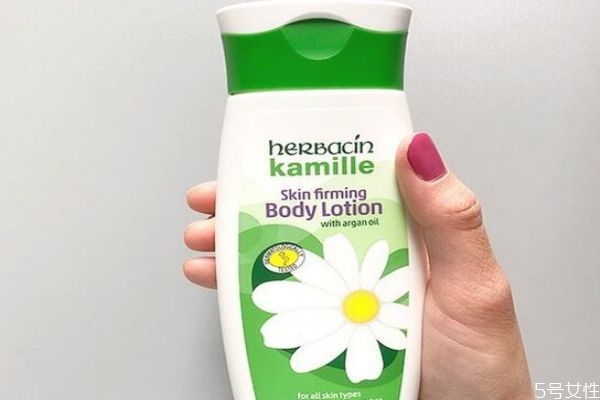 身體乳是擦干身體用還是直接用 洗澡后身體乳什么時間涂