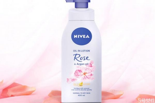 身體乳涂多了會(huì)怎么樣 身體乳涂多少 身體乳涂多了會(huì)怎么樣 身體乳涂多少