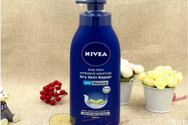 身體乳涂多了會(huì)怎么樣 身體乳涂多少 身體乳涂多了會(huì)怎么樣 身體乳涂多少