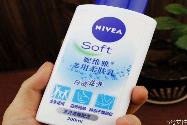 冬天擦身體乳的好處 洗澡后用身體乳效果更好 冬天擦身體乳的好處 洗澡后用身體乳效果更好