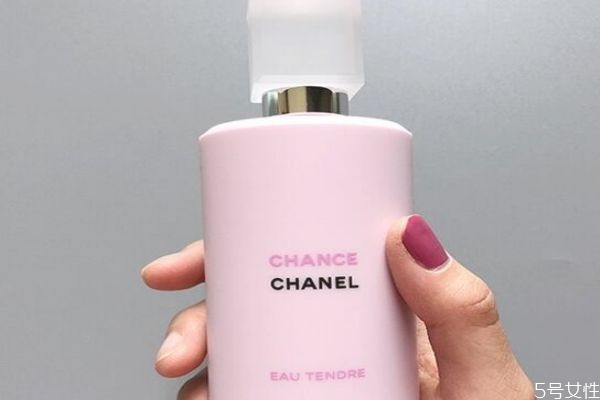 身體乳是擦干身體用還是直接用 洗澡后身體乳什么時間涂