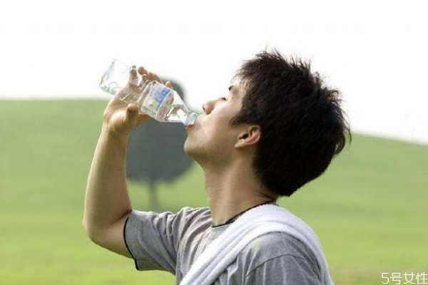 喝水的好處有什么呢 為什么要喝水呢 喝水的好處有什么呢 為什么要喝水呢