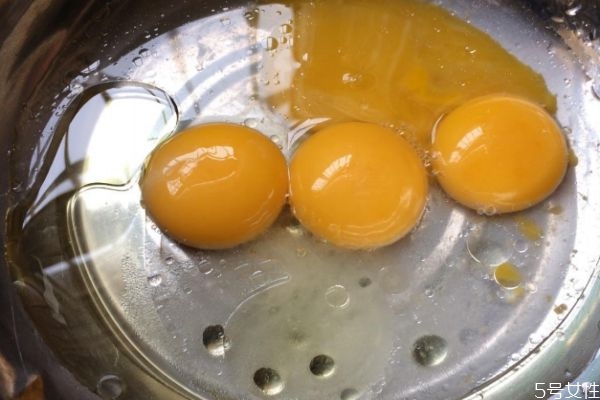 蛋黃有什么營養(yǎng)價(jià)值呢 吃蛋黃有什么好處呢