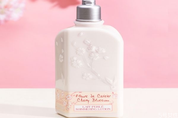 歐舒丹櫻花潤膚露怎么用 歐舒丹櫻花潤膚露可以擦臉嗎 歐舒丹櫻花潤膚露怎么用 歐舒丹櫻花潤膚露可以擦臉嗎