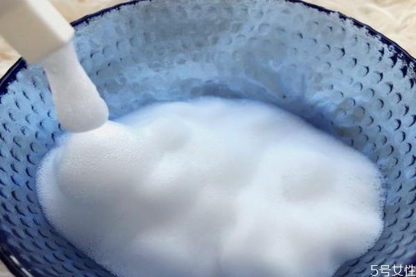 潔面慕斯多久用一次 潔面慕斯和洗面奶的區(qū)別 潔面慕斯多久用一次 潔面慕斯和洗面奶的區(qū)別