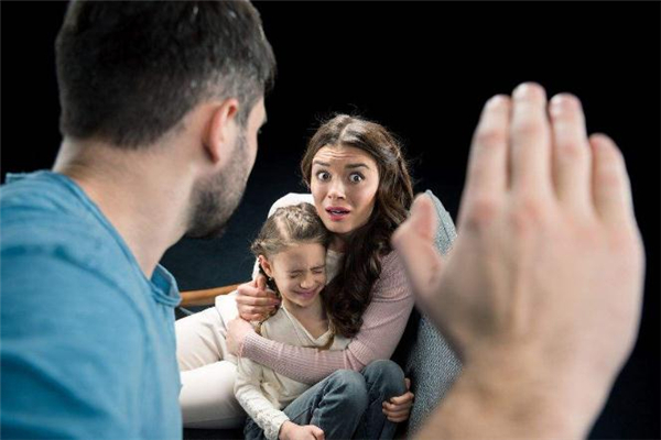 家暴施暴者都有哪些共同點 女性遇到家暴該怎么辦 家暴施暴者都有哪些共同點 女性遇到家暴該怎么辦