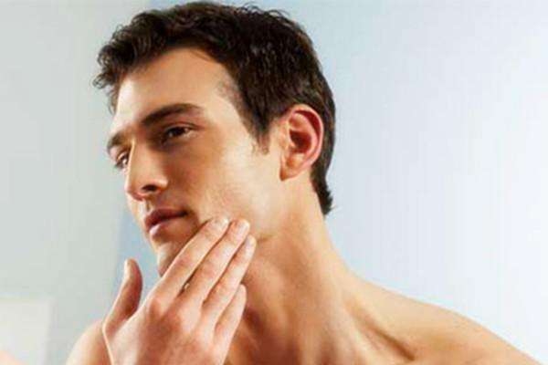 男生早上用什么洗臉可以美白 男生護(hù)膚的基本原則是怎樣的 男生早上用什么洗臉可以美白 男生護(hù)膚的基本原則是怎樣的