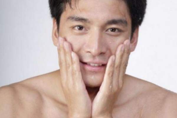 男生早上用什么洗臉可以美白 男生護(hù)膚的基本原則是怎樣的 男生早上用什么洗臉可以美白 男生護(hù)膚的基本原則是怎樣的