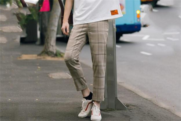 男生穿帆布鞋配什么褲子好看 男生帆布鞋穿搭圖片 男生穿帆布鞋配什么褲子好看 男生帆布鞋穿搭圖片