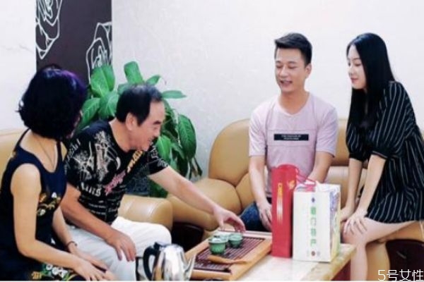 第一次見(jiàn)公婆應(yīng)該注意什么 第一次見(jiàn)公婆說(shuō)話(huà)技巧