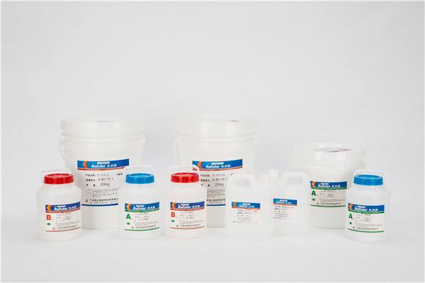 水性洗性甲水和油性洗甲水哪個好 洗甲水和卸甲水有什么區(qū)別 水性洗性甲水和油性洗甲水哪個好 洗甲水和卸甲水有什么區(qū)別