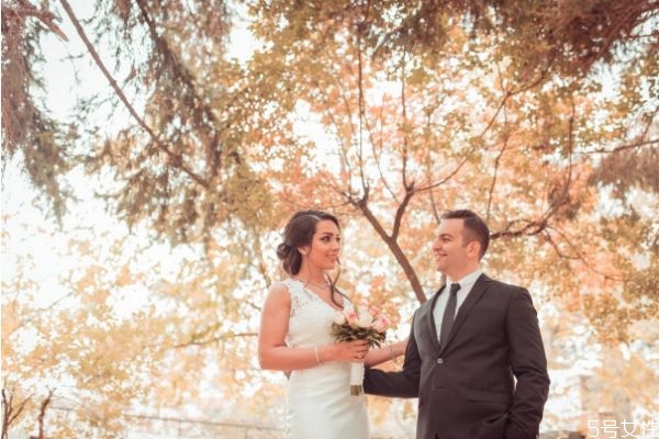 女人該選愛情還是物質(zhì) 愛情和面包哪個(gè)更重要 女人該選愛情還是物質(zhì) 愛情和面包哪個(gè)更重要