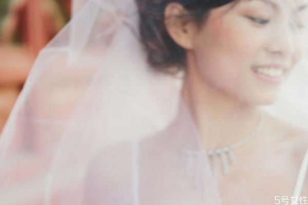 女人該選愛情還是物質(zhì) 愛情和面包哪個(gè)更重要 女人該選愛情還是物質(zhì) 愛情和面包哪個(gè)更重要