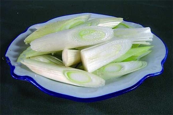 吃大蔥對(duì)身體有什么好處 大蔥的吃法有哪些 吃大蔥對(duì)身體有什么好處 大蔥的吃法有哪些
