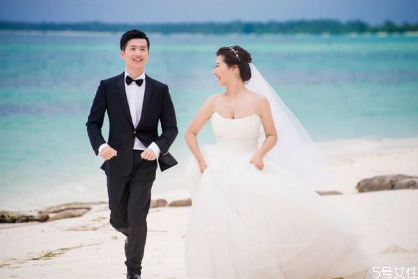 女人該選愛情還是物質(zhì) 愛情和面包哪個(gè)更重要 女人該選愛情還是物質(zhì) 愛情和面包哪個(gè)更重要