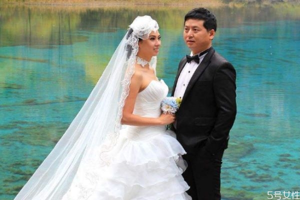 女人該選愛情還是物質(zhì) 愛情和面包哪個(gè)更重要 女人該選愛情還是物質(zhì) 愛情和面包哪個(gè)更重要