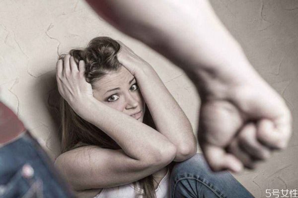 為什么婚姻中會(huì)出現(xiàn)家暴的現(xiàn)象呢 為什么婚姻中會(huì)出現(xiàn)家暴的現(xiàn)象呢