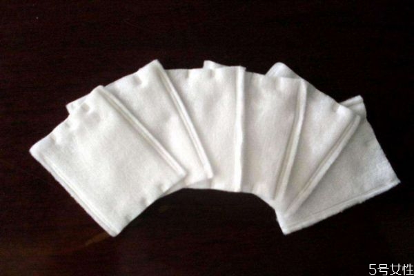 化妝棉的材質(zhì)一般是什么呢 如何選擇化妝棉呢 化妝棉的材質(zhì)一般是什么呢 如何選擇化妝棉呢