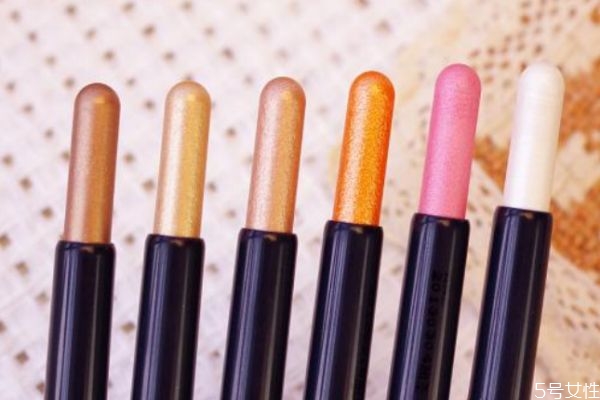 眼影棒應(yīng)該怎么用呢 眼影棒的優(yōu)點有哪些呢 眼影棒應(yīng)該怎么用呢 眼影棒的優(yōu)點有哪些呢