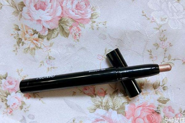 眼影棒應(yīng)該怎么用呢 眼影棒的優(yōu)點有哪些呢 眼影棒應(yīng)該怎么用呢 眼影棒的優(yōu)點有哪些呢