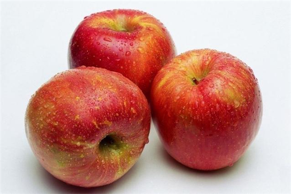 蘋果皮可以泡茶嗎 蘋果皮泡水喝有什么作用 蘋果皮可以泡茶嗎 蘋果皮泡水喝有什么作用