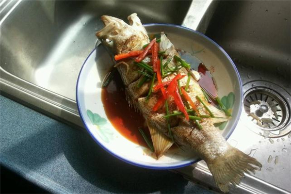 鱸魚死了多久不能吃了 鱸魚死了能過夜嗎 鱸魚死了多久不能吃了 鱸魚死了能過夜嗎