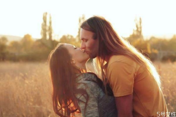 什么時候親女朋友合適 多久可以親女朋友 什么時候親女朋友合適 多久可以親女朋友