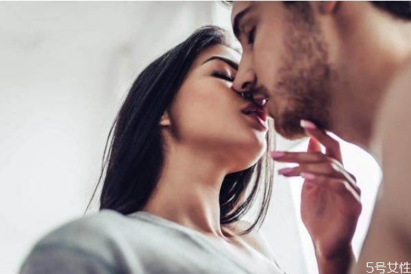 什么時候親女朋友合適 多久可以親女朋友 什么時候親女朋友合適 多久可以親女朋友