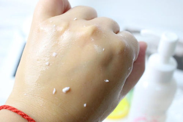 搓泥會變白嗎 搓泥與去角質(zhì)有什么區(qū)別 搓泥會變白嗎 搓泥與去角質(zhì)有什么區(qū)別