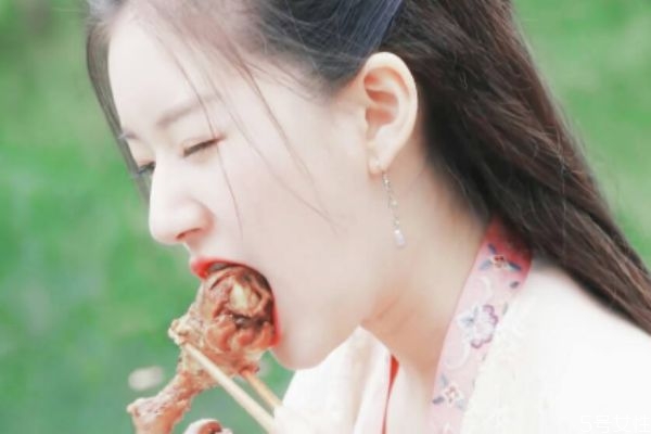 直男癌怎么對(duì)女朋友的 如何知道他是否是直男癌 直男癌怎么對(duì)女朋友的 如何知道他是否是直男癌