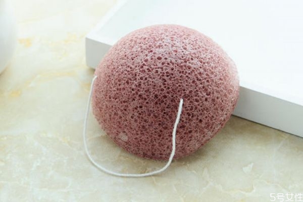 用了發(fā)霉洗臉撲會(huì)怎么樣呢 發(fā)霉的洗臉撲危害有什么呢 用了發(fā)霉洗臉撲會(huì)怎么樣呢 發(fā)霉的洗臉撲危害有什么呢