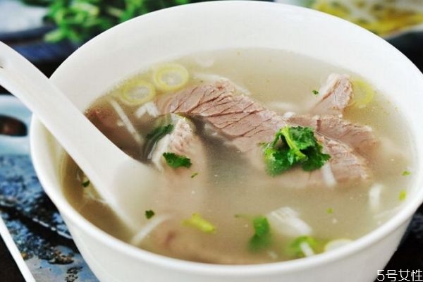 羊肉湯有什么營養(yǎng)價值呢 喝羊肉湯有什么好處呢 羊肉湯有什么營養(yǎng)價值呢 喝羊肉湯有什么好處呢