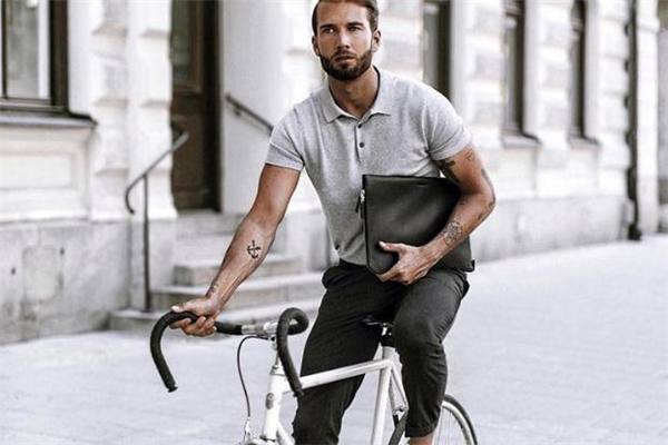 男生休閑褲配什么上衣好看 男生休閑褲搭配技巧 男生休閑褲配什么上衣好看 男生休閑褲搭配技巧