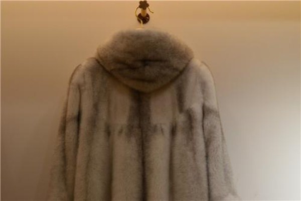 金貂絨大衣的價格如何 怎么鑒別金貂絨大衣品質(zhì)
