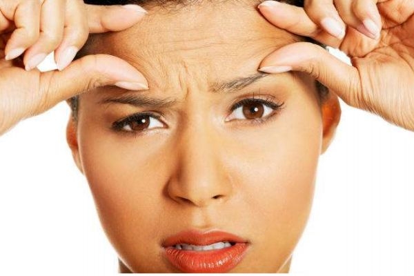 什么會(huì)造成抬頭紋嚴(yán)重呢 抬頭紋加重的原因有什么呢 什么會(huì)造成抬頭紋嚴(yán)重呢 抬頭紋加重的原因有什么呢