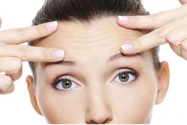 什么會(huì)造成抬頭紋嚴(yán)重呢 抬頭紋加重的原因有什么呢 什么會(huì)造成抬頭紋嚴(yán)重呢 抬頭紋加重的原因有什么呢